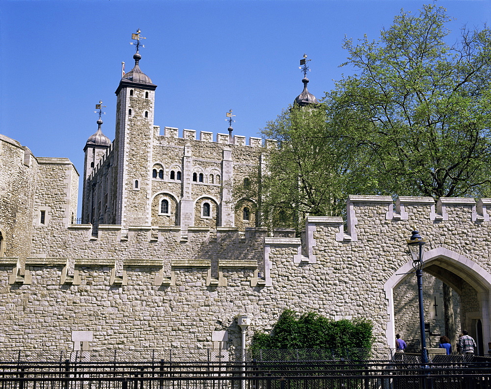 The White Tower and outer wall, Tower of London, UNESCO World Heritage Site, London, England, United Kingdom, Europe