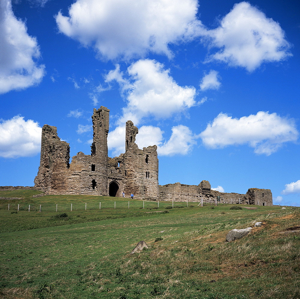 The keep and Constable's tower on the right, Dunstanburgh Castle, Northumberland, England, United Kingdom, Europe