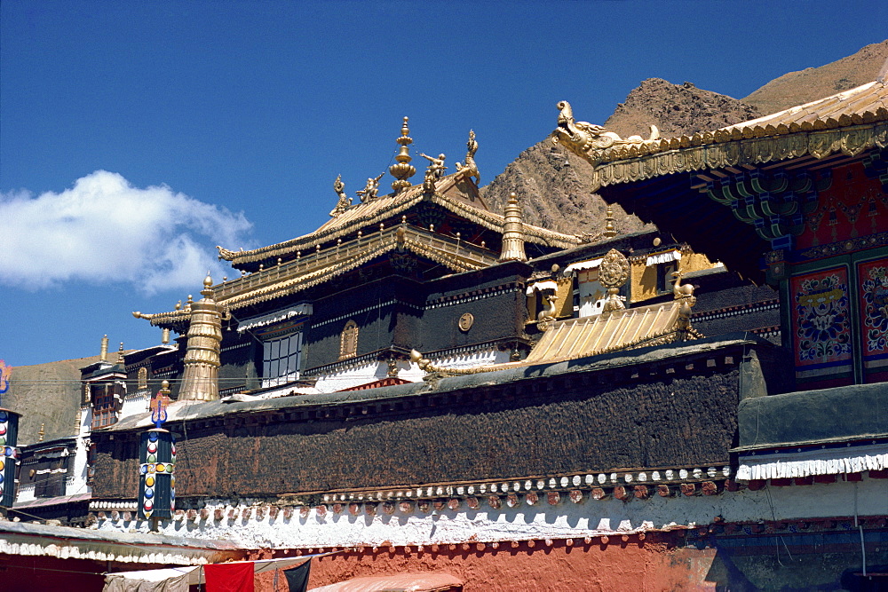 The buildings at Tashilumpo monastery at Xigaze, Tibet, China, Asia