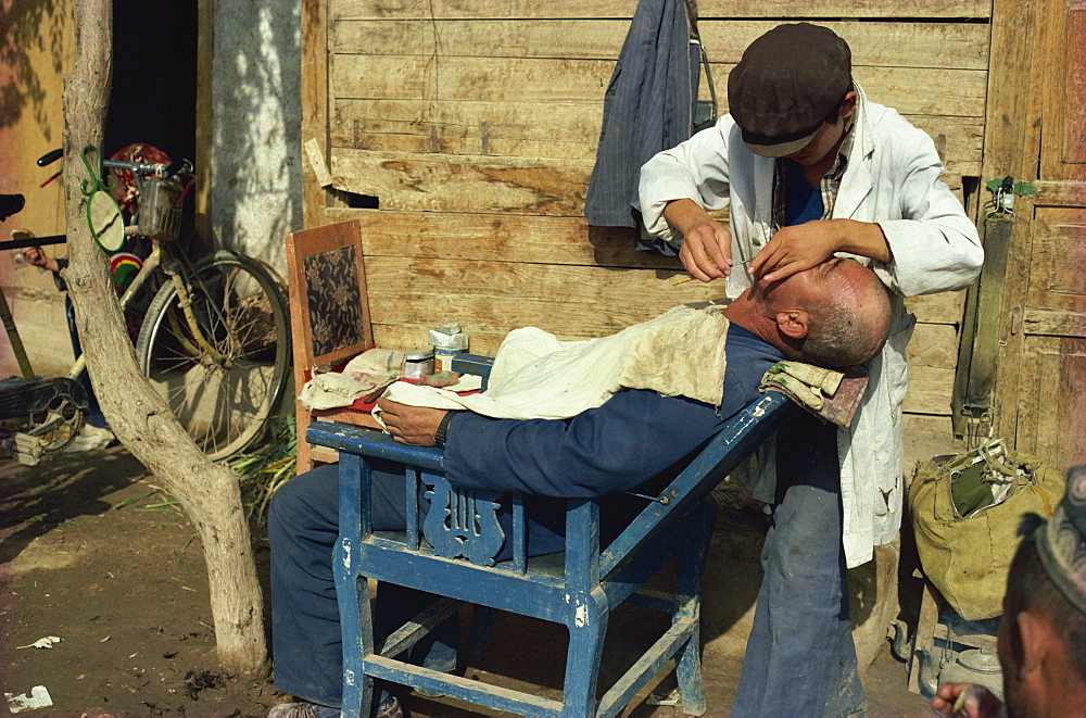 Barber, Kashgar, Sinjiang province, China, Asia