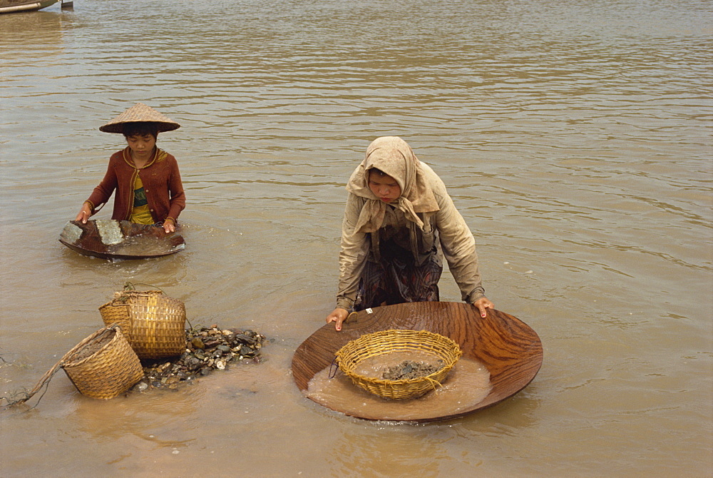 Women panning for gold in the waters of the Mekong River in Vietnam, Indochina, Southeast Asia, Asia