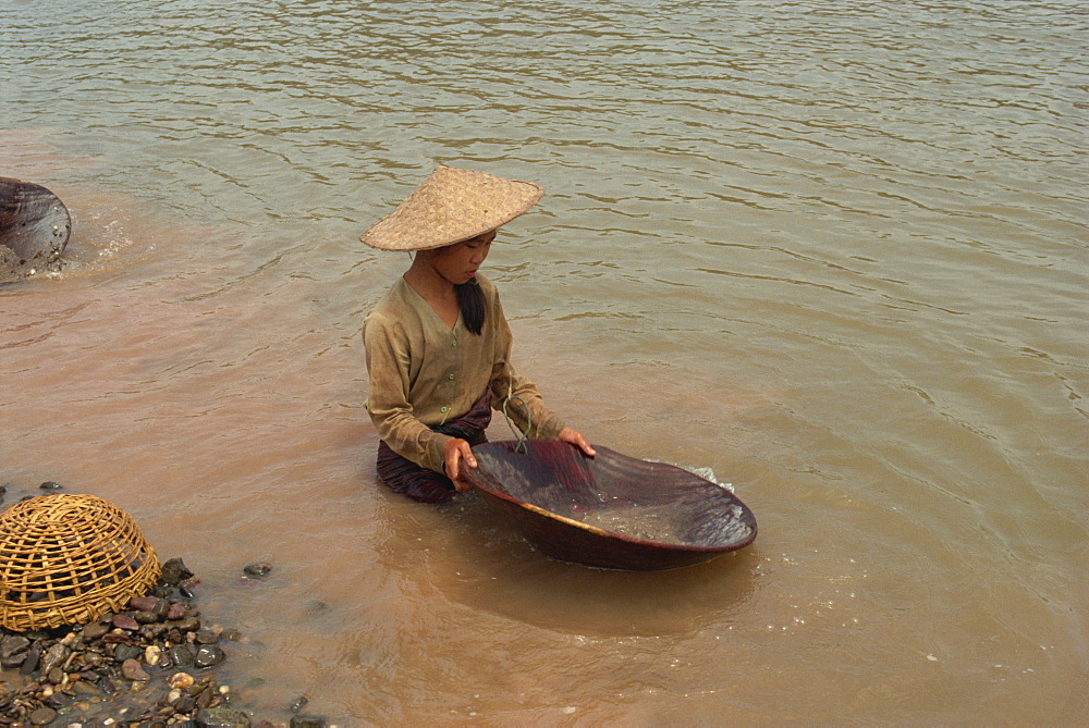 Gold panning in the Mekong River, Laos, Indochina, Southeast Asia, Asia