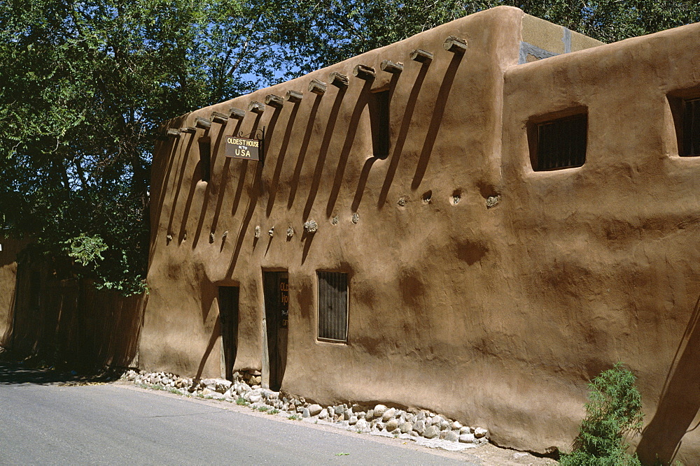 Adobe house in Barrio de Amalco, one of the oldest continuously inhabited streets in the U.S.A., settled in the early 1600s, Santa Fe, New Mexico, United States of America (U.S.A.), North America