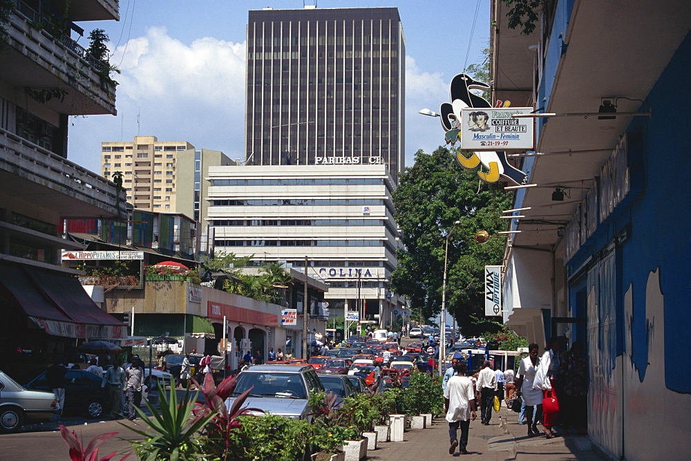 Street scene in city centre, Plateau District, Abidjan, Ivory Coast, West Africa, Africa