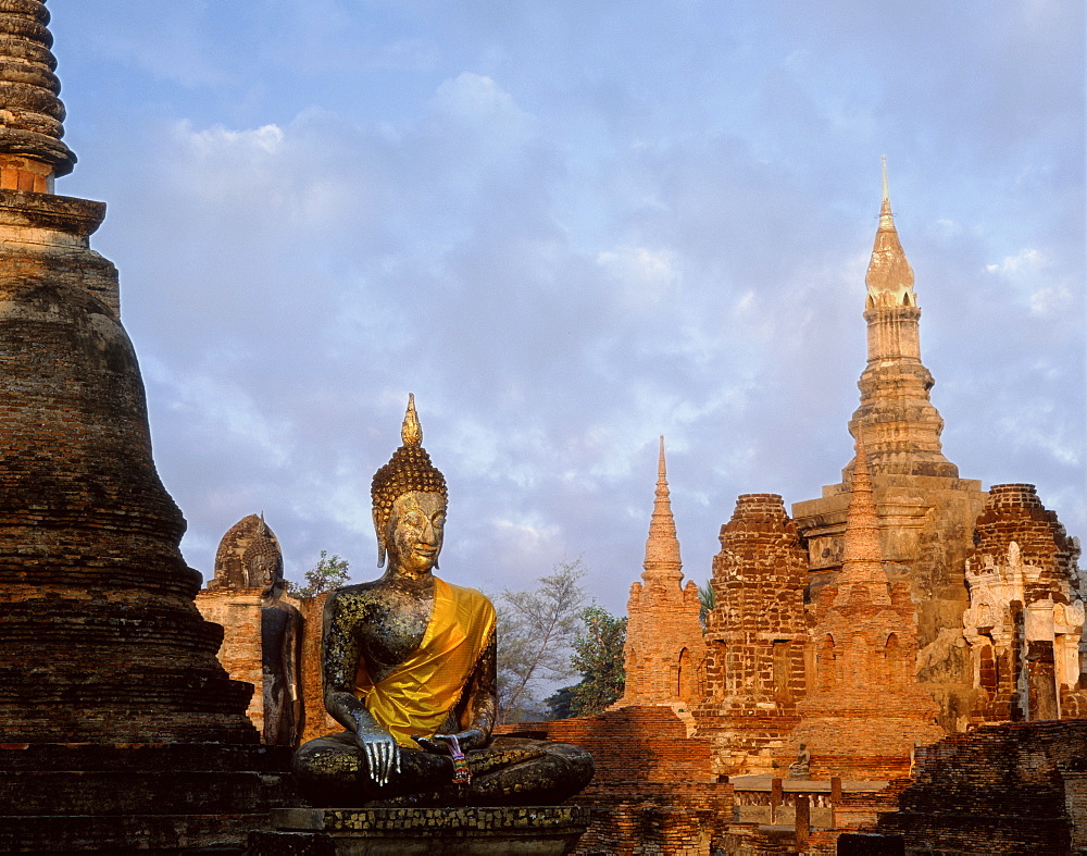 Ruins of Wat Mahathat, Sukhothai, UNESCO World Heritage Site, Thailand, Southeast Asia, Asia