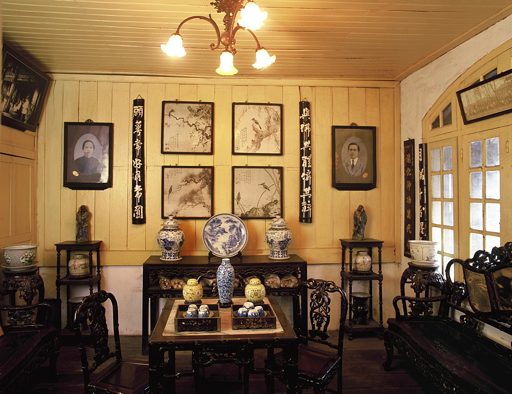 Living room of Diep Dong Nguyen house, built in the 19th centruy by a Chinese merchant, Hoi An, Vietnam, Indochina, Southeast Asia, Asia