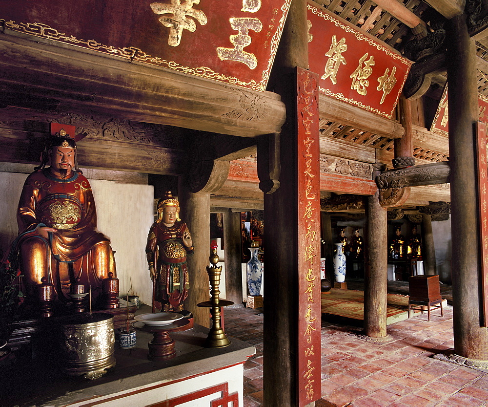 Statue of Confucius in the Great Hall of Ceremonies in a Taoist temple, Hanoi, Vietnam, Indochina, Southeast Asia, Asia