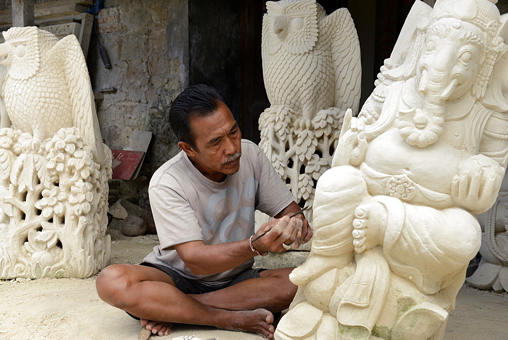 Stone carver, Batubulan, Bali, Indonesia, Southeast Asia, Asia