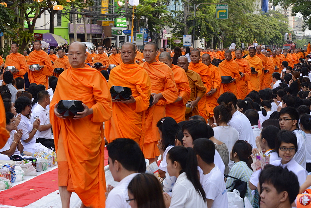 2555 monks gather in Soi 55, Sukhumvit Road to mark the end of Buddhist year 2555, Bangkok, Thailand, Southeast Asia, Asia