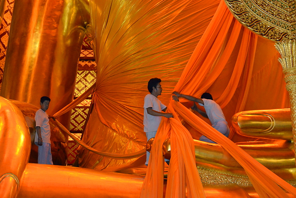 Offering of monks clothes to the Buddha image, Wat Phanan Choeng, Ayutthaya, UNESCO World Heritage Site, Thailand, Southeast Asia, Asia