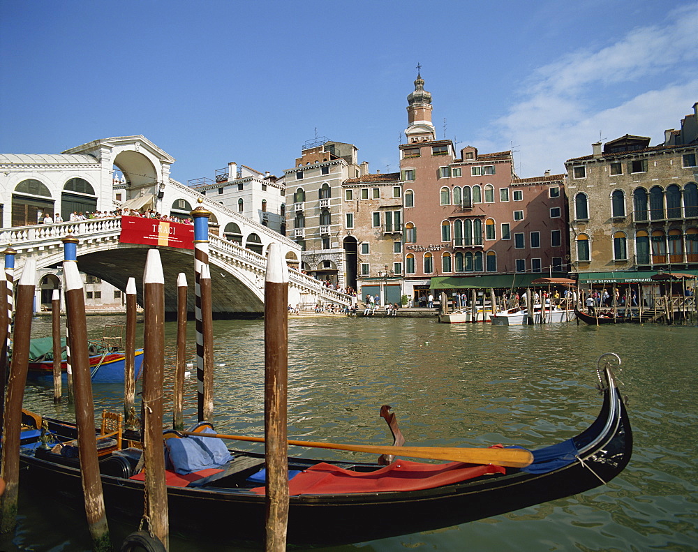 Gondola in front of the Rialto Bridge on the Grand Canal in Venice, UNESCO World Heritage Site, Veneto, Italy, Europe