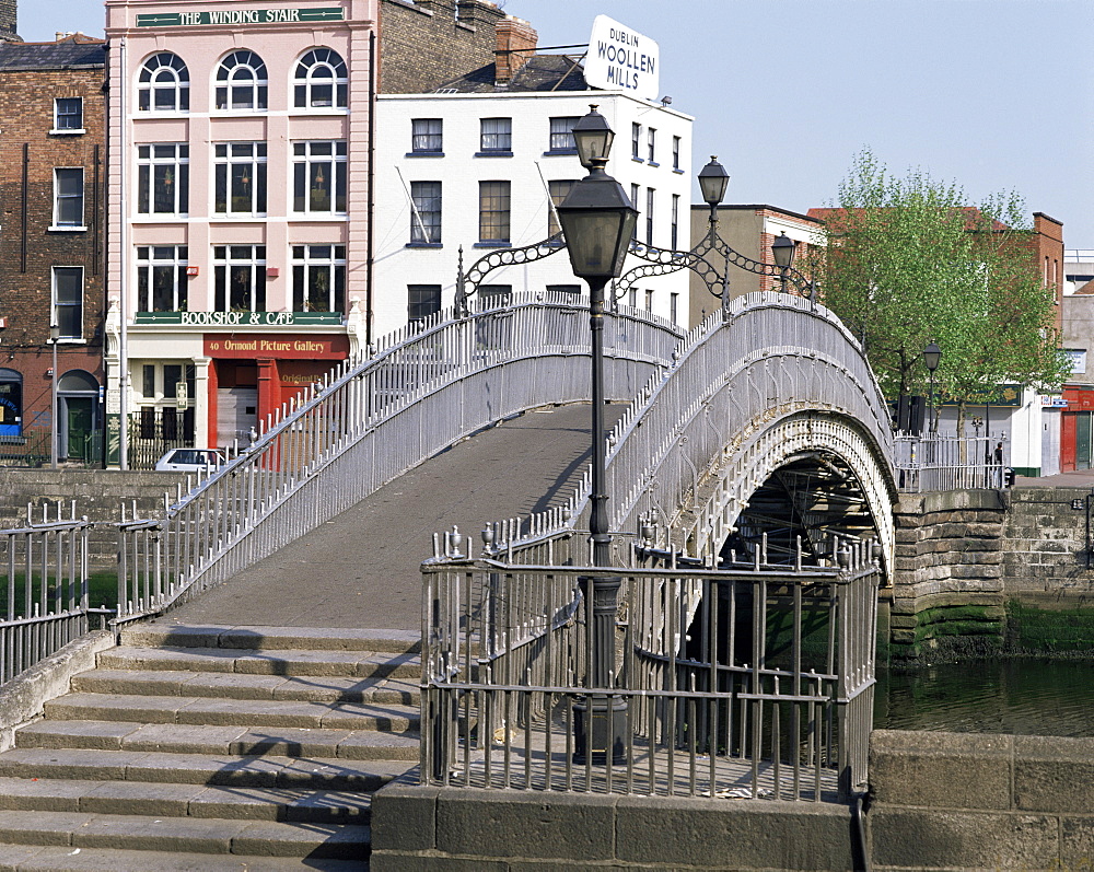 Halfpenny bridge over the River Liffey, Dublin, Eire (Republic of Ireland), Europe