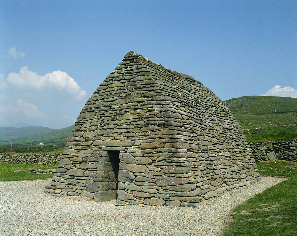 Gallarus Oratory, dating from the 9th century, Dingle, County Kerry, Munster, Republic of Ireland, Europe