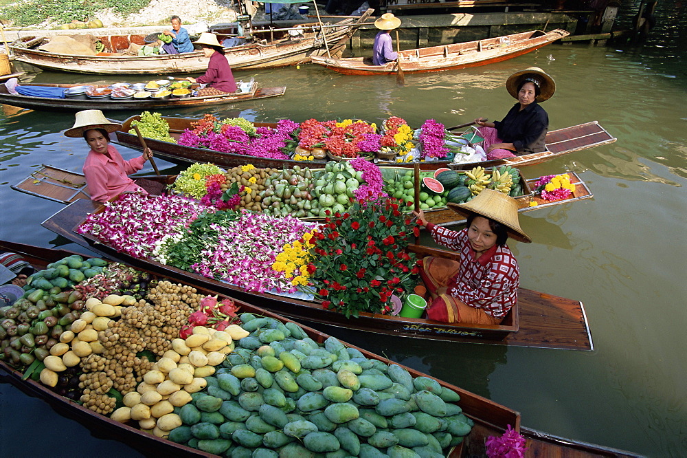 Market traders in boats selling flowers and fruit, Damnoen Saduak floating market, Bangkok, Thailand, Southeast Asia, Asia