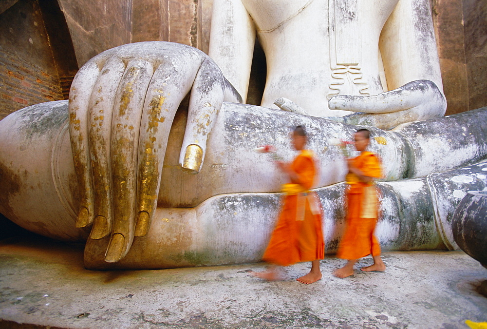 Novice monks and Phra Atchana Buddha statue, Wat Si Chum, Sukhothai, UNESCO World Heritage Site, Sukhothai Province, Thailand, Asia