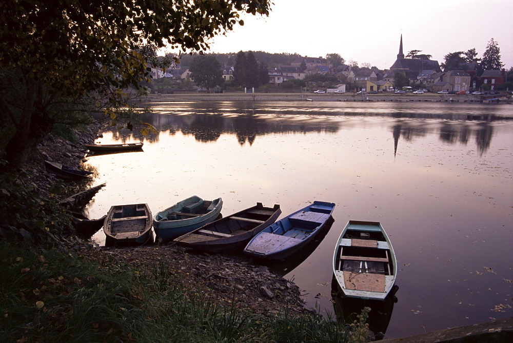 Evening on the river Mayenne at Grez Neuville, Loire Valley, Pays de la Loire, France, Europe