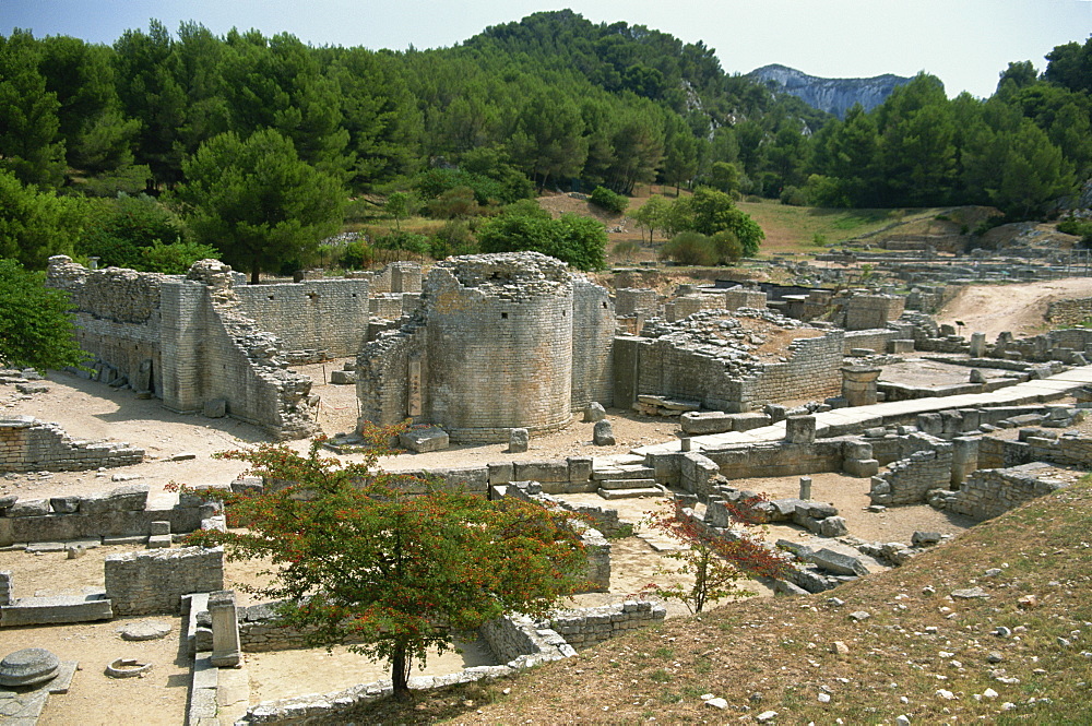 The remains of Roman town of Glanum, Les Antiques, The Alpilles, St. Remy-de-Provence, Bouches du Rhone, Provence, France, Europe