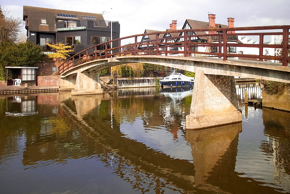 Houses, apartments and footbridge at Marlow Lock, Thames Valley, Marlow, Buckinghamshire, England, United Kingdom, Europe