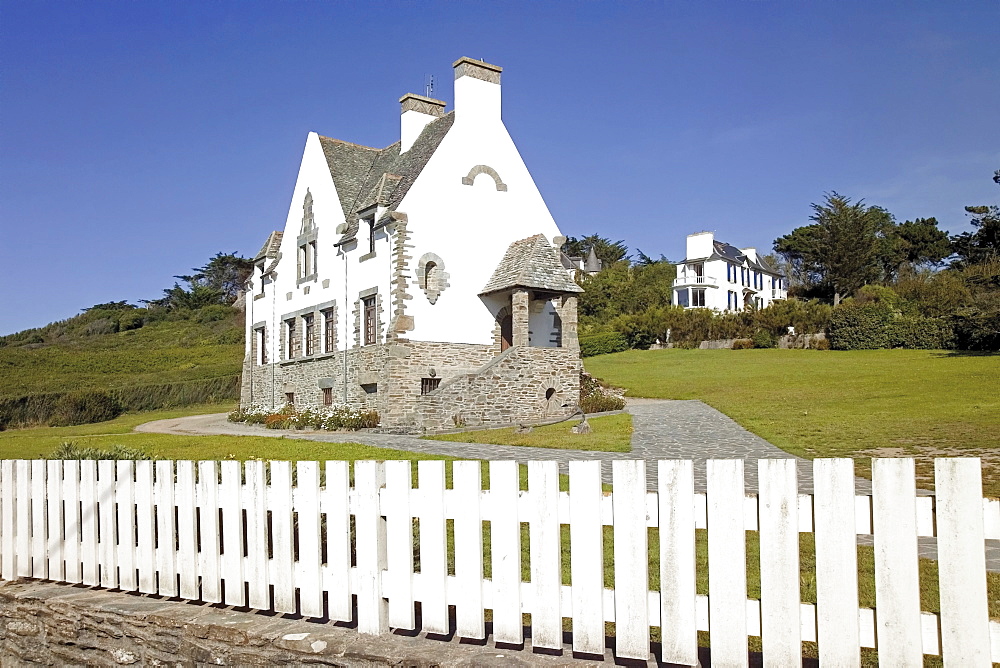 Holiday houses in the resort town of Loquirec, on the Armorican corniche, Amorique coast, Finistere, Brittany, France, Europe