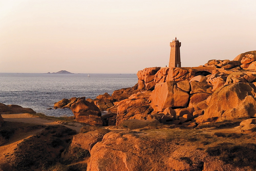 Pars-kamor lighthouse, Ploumanach, Breton Corniche, Cote de Granit Rose, Cotes d'Armor, Brittany, France, Europe