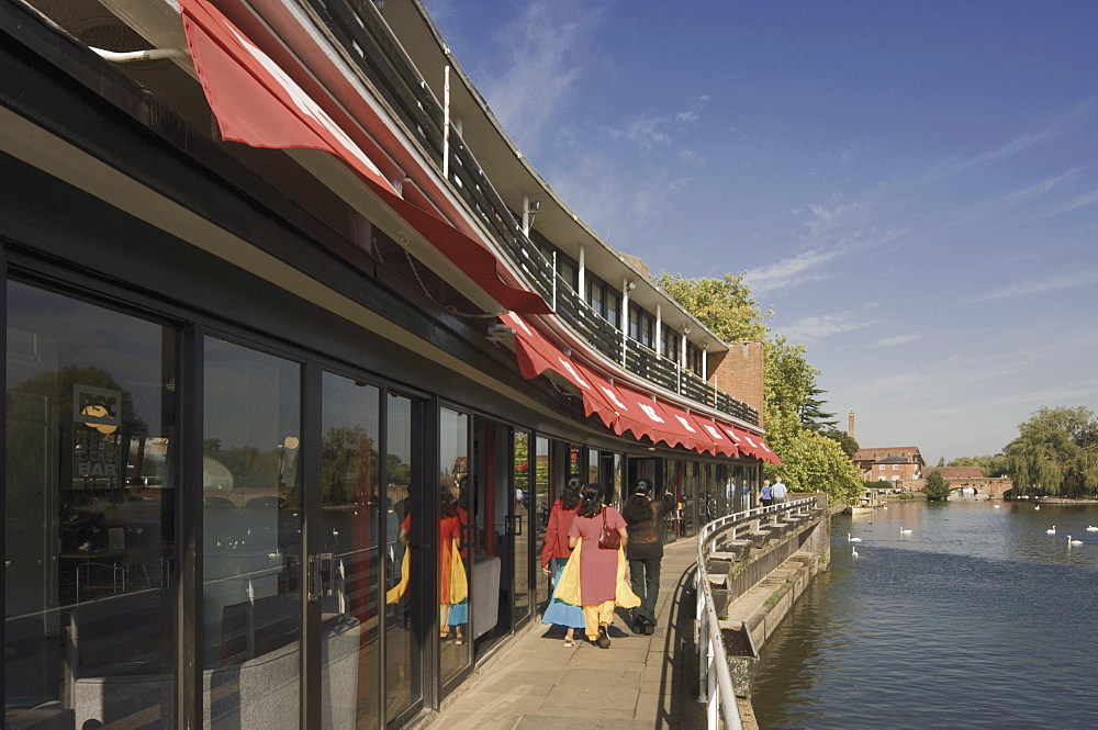 Riverside path in front of the restaurant of the Shakespeare Memorial Theatre, Stratford upon Avon, Warwickshire, England, United Kingdom, Europe