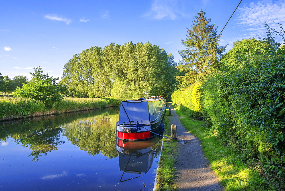 A narrow boat on the Stratford upon Avon canal, Preston Bagot flight of locks, Warwickshire, Midlands, England, United Kingdom, Europe