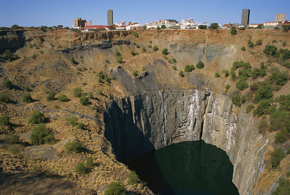 Kimberlite pipe excavated by hand mining for diamonds between 1870 and 1914, now flooded, Big Hole at Kimberley, South Africa, Africa