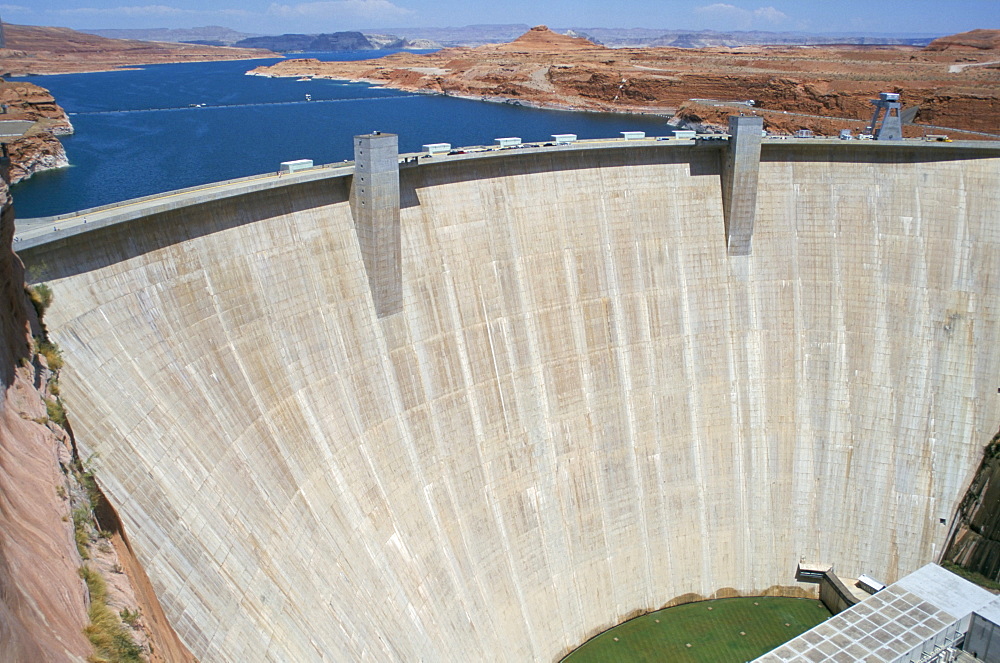 Glen Canyon Dam, concrete arch 180m high, 475m long, retaining Lake Powell on the Colorado River, Arizona, United States of America, North America