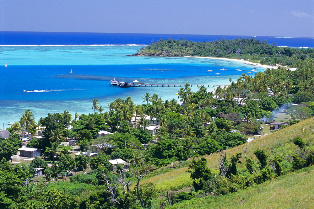 Resort huts beside coral sand beach, lagoon has outer coral reef, Mana Island, Mamanuca Group, west of Viti Levu, Fiji, South Pacific islands, Pacific