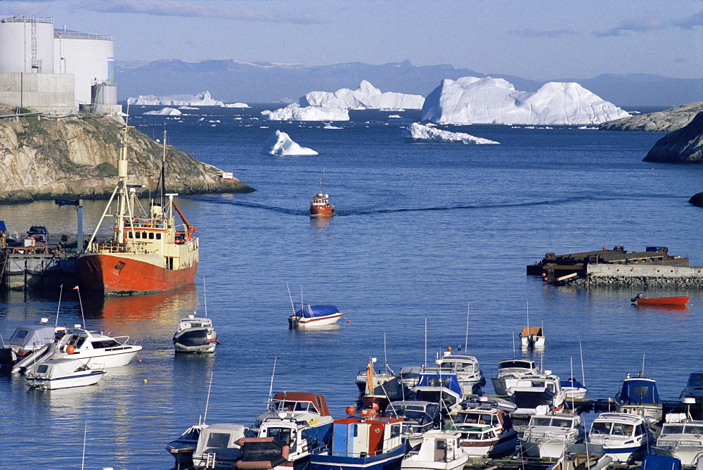 Fishing boat returns to harbour from Disko Bay, with its icebergs, Ilulissat (Jacobshavn), west coast, Greenland, Polar Regions