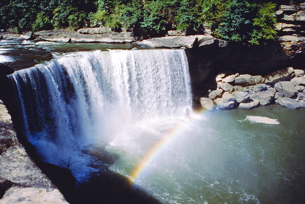 Cumberland Falls on the Cumberland River, it drops 60 feet over the sandstone edge, Kentucky, USA