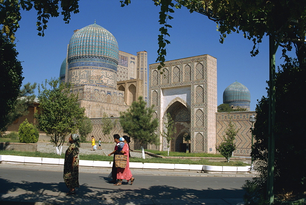 On the street in front of Bibi-Khanym Mosque, Samarkand, Uzbekistan, Central Asia, Asia