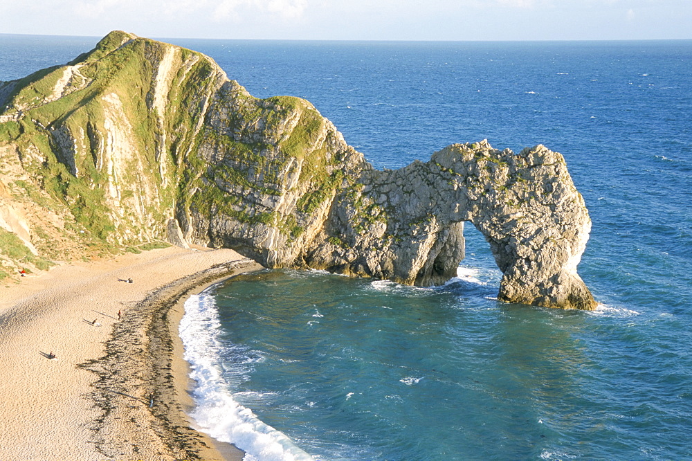 Wave-cut arch in limestone headland, Durdle Door, Jurassic Heritage Coast, UNESCO World Heritage Site, Isle of Purbeck, Dorset, England, United Kingdom, Europe