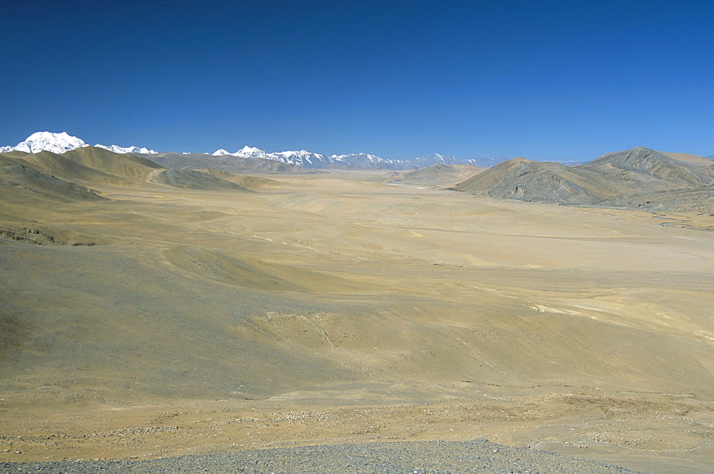 Lalung La on Kathmandu-Lhasa road, Shisapangma snow peak in distance, Tibetan Plateau, Tibet, China, Asia