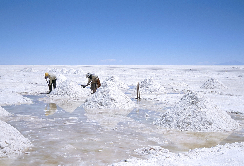 Hand-working in Colchani salt pans, Salar de Uyuni, salt flat, Southwest Highlands, Bolivia, South America