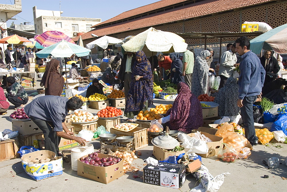 Morning fruit and vegetable market, Bandar Abbas, southern Iran, Middle East