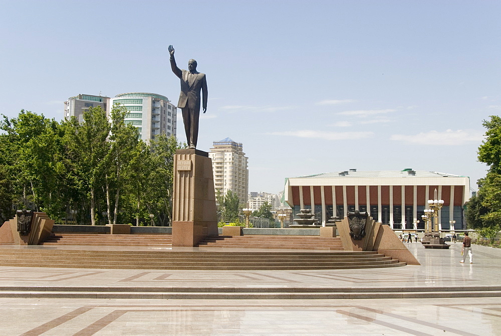 Statue of Heydar Aliyev in Fizuli Park, in front of the Republican Palace, Baku, Azerbaijan, Central Asia, Asia