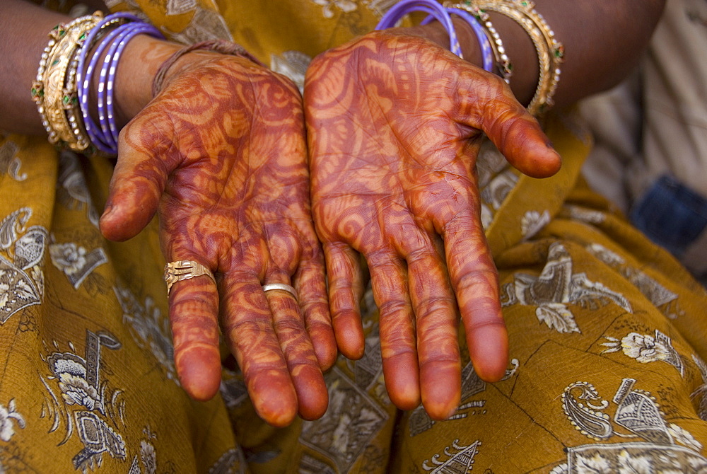 Henna decoration on the hands of an old lady resident, Porbander, Gujarat, India, Asia