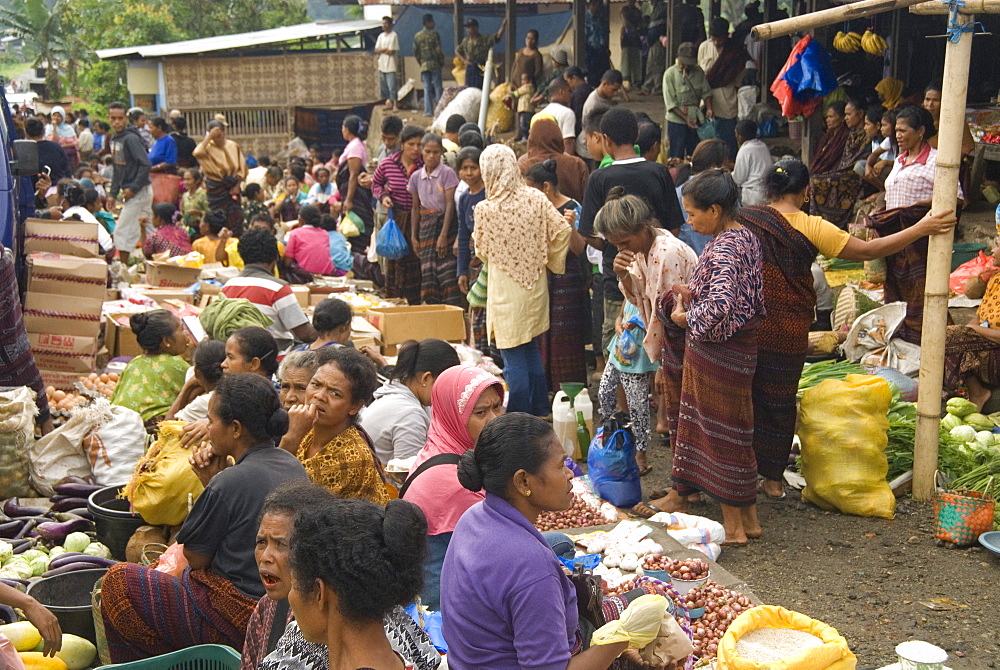 Monday market in Moni village, below Kelimutu volcano, eastern Flores, Nusa Tenggara, Indonesia, Southeast Asia, Asia