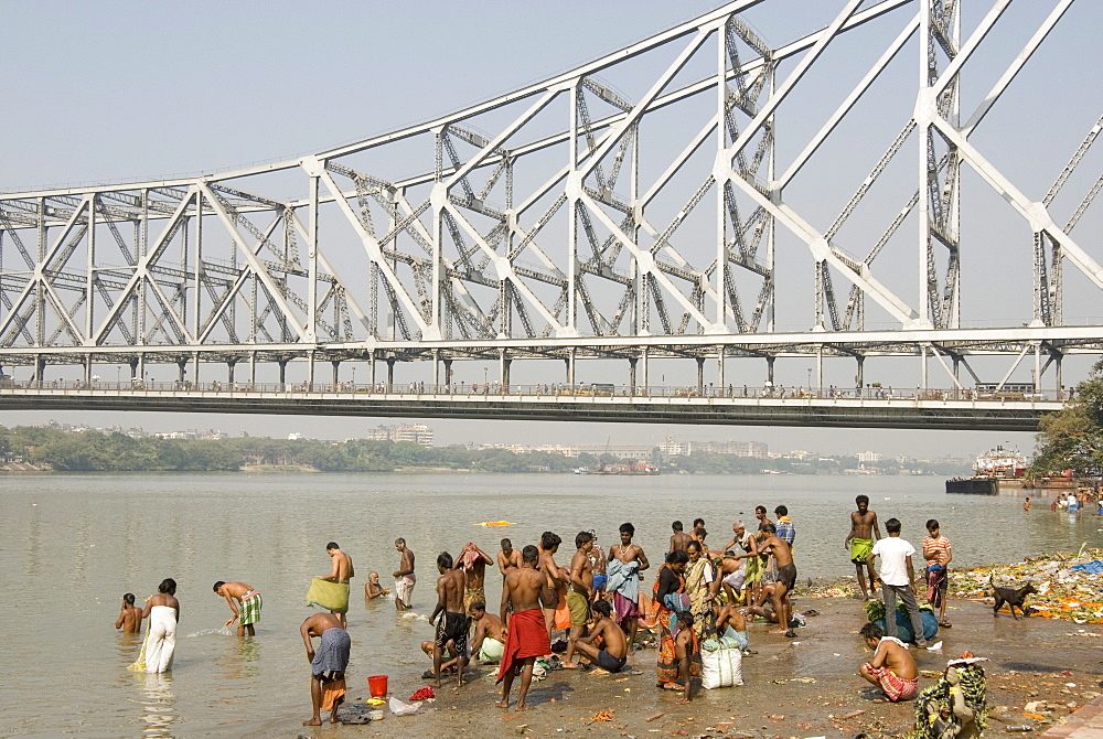 Bathing ghat on Hooghly River, part of Ganges River, below Howrah Bridge, Kolkata (Calcutta), West Bengal, India, Asia