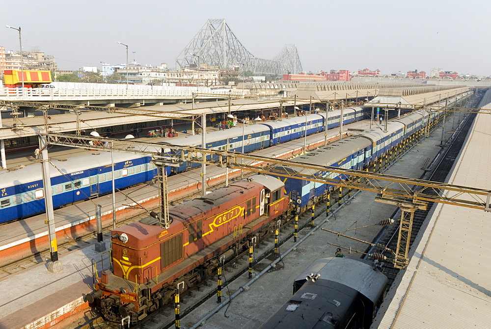 Howrah railway station, with Howrah Bridge beyond, Kolkata (Calcutta), West Bengal, India, Asia