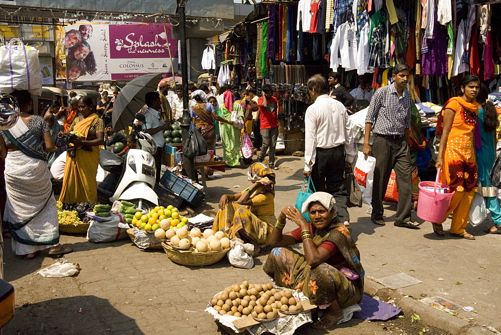 Street market in Kalyan, dormitory town of Mumbai, India, Asia