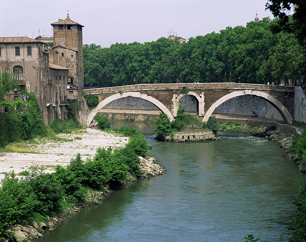 Ponte Quatro Capi (Pons Fabricius), dating back to 62BC, River Tiber, Rome, Lazio, Italy, Europe