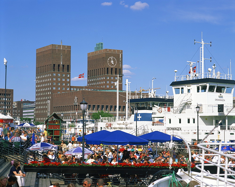 Open air restaurants around harbour, with the Town Hall behind, Oslo, Norway, Scandinavia, Europe