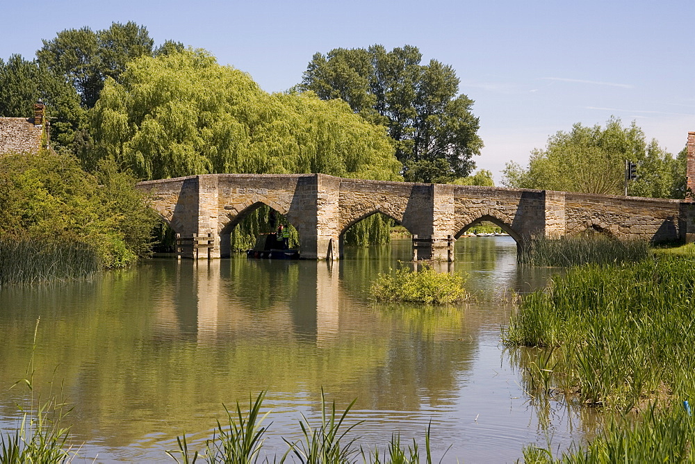 Newbridge, arguably the oldest bridge on the River Thames, built in the 13th century, Oxfordshire, England, United Kingdom, Europe