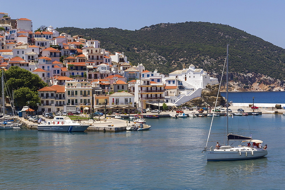 Boat entering harbour, Skopelos, Sporades, Greek Islands, Greece, Europe