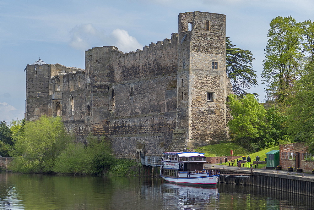 Castle and River Trent, Newark, Nottinghamshire, England, United Kingdom, Europe