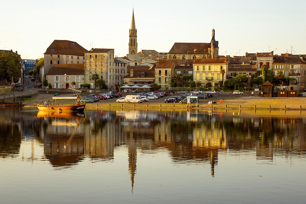 Port and River Dordogne, Bergerac, Perigord, Aquitaine, France, Europe