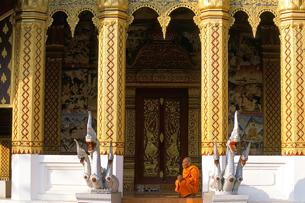 Monk, Wat Ho Siang, Luang Prabang, UNESCO World Heritage Site, Laos, Indochina, Southeast Asia, Asia