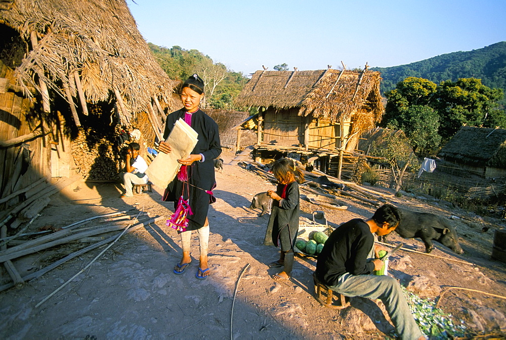 Hmong village of Ban Mak Phoun, between Udomoxai (Udom Xai) and Luang Nam Tha, Laos, Indochina, Southeast Asia, Asia